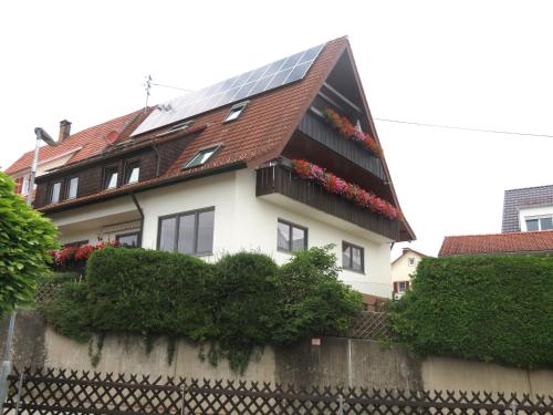 una casa con solarium in cima a un muro di Ferienwohnung Nadine a Calw