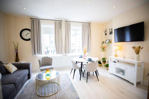 - un salon avec un canapé et une table dans l'établissement Hammersmith Apollo 1 Bedroom Apartment, à Londres