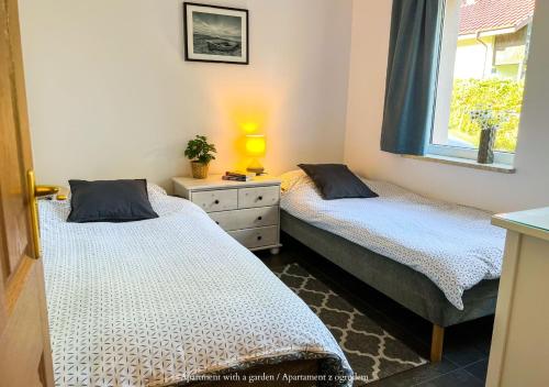 Ένα ή περισσότερα κρεβάτια σε δωμάτιο στο Apartamenty Zacisze 1