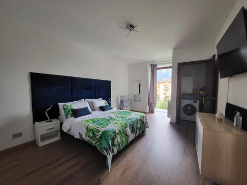 um quarto com uma cama grande e uma grande cabeceira azul em Sophia Apartment em Gravellona Toce