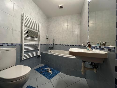 uma casa de banho com um lavatório, um WC e uma banheira em Penzión Mizuna em Hrabušice