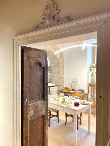 an open door into a dining room with a table at San Nicola Ospitalità Diffusa in Trentinara