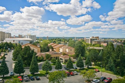 einen Blick auf die Stadt mit Autos auf einem Parkplatz in der Unterkunft Courtyard Spokane Downtown at the Convention Center in Spokane