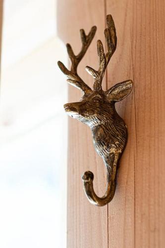 a bronze deer head hanging on a wall at Stodola Ve Žlebě in Budětsko