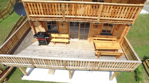 Ein Balkon oder eine Terrasse in der Unterkunft Seeblickhütte Lachtal