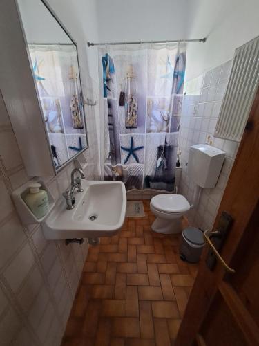 y baño con lavabo y aseo. en Cycladic House in Paros en Márpissa