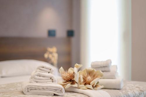 uma pilha de toalhas sentadas em cima de uma cama em Welcome Cagliari em Cagliari