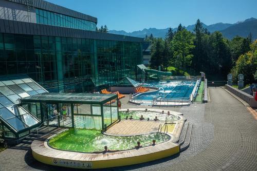 una gran piscina frente a un edificio en Apartament Puchatek Zakopane Centrum - przytulnie en Zakopane