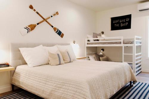 um quarto com uma cama com um taco de basebol na parede em Okoboji Flats 5 - East Okoboji Views em Okoboji