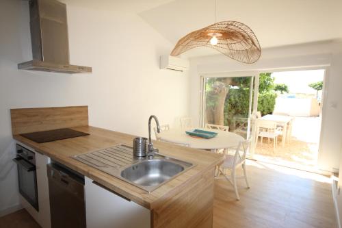 Η κουζίνα ή μικρή κουζίνα στο FACE à la Mer, Superbe appartement climatisé au RDC d'une maison, classé 4 étoiles, 5 couchages -WIFI-PORTIRAGNES PLAGE LXBFM32