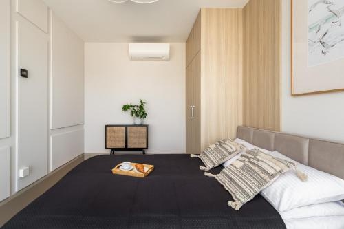 Ένα ή περισσότερα κρεβάτια σε δωμάτιο στο Solaris Apartments Close to the Beach by Noclegi Renters