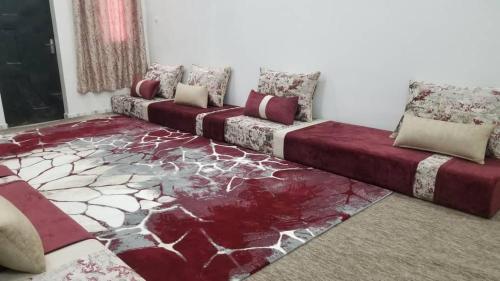 een woonkamer met een bank en een tapijt bij Al Zahiyah Appartements Meubles in Nouakchott