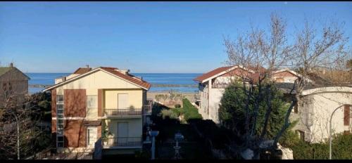 an aerial view of a house and the ocean at Donata dal mare in Francavilla al Mare