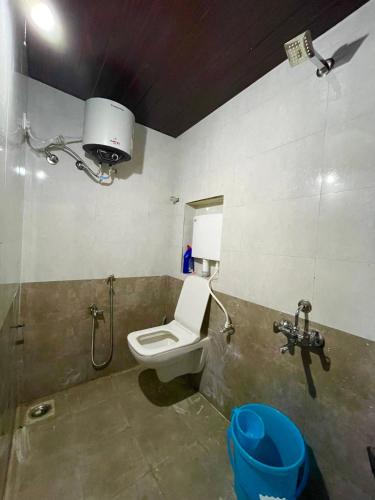 La salle de bains est pourvue de toilettes et d'une douche. dans l'établissement Frostybeds Hostel Kharghar Navi Mumbai, à Navi Mumbai