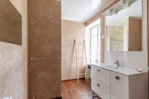 A bathroom at La Rochambelle - Charmante maison de pêcheurs