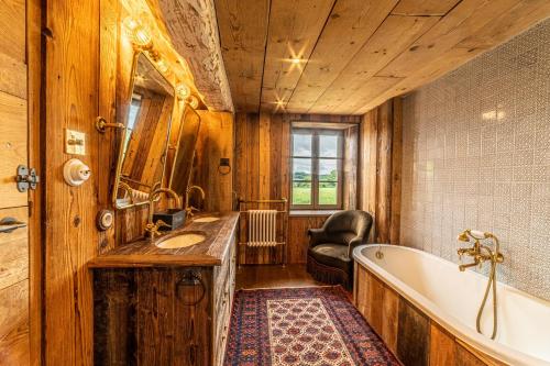 een badkamer met een bad en een wastafel bij Colombier - Charmante maison avec jardin 