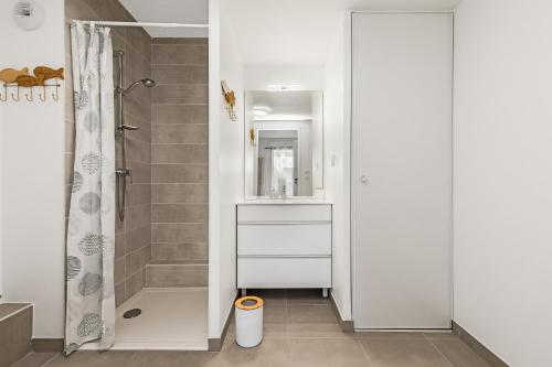 a bathroom with a shower and a sink at Le Corinthe - Appt classé 3 étoiles et climatisé in Marseillan