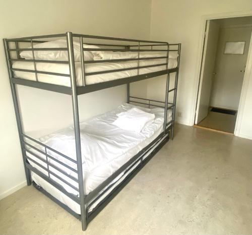 a couple of bunk beds in a room at Gullringens Värdshus & hotell in Gullringen