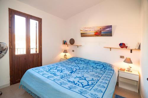 a bedroom with a bed and a window at CASA PAU in Porto Ottiolu