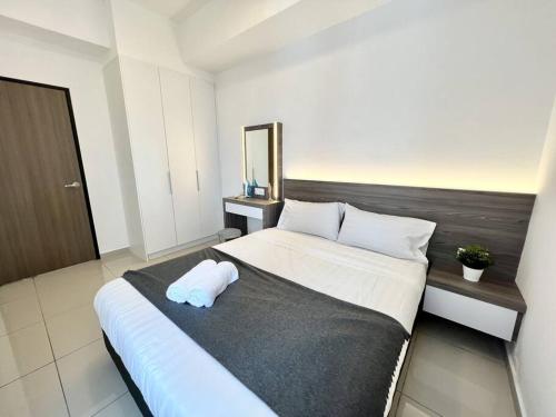 1 dormitorio con 1 cama grande y toalla blanca en Middle Town Breezy Stay {Novo8} 4pax-Wifi, en Melaka