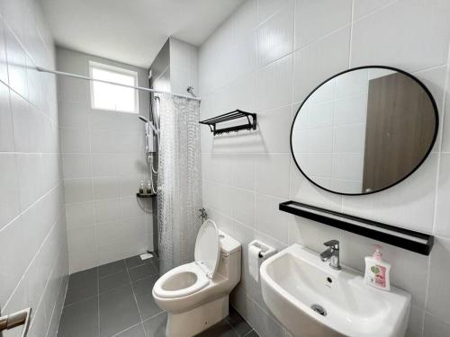 Un baño con inodoro, lavabo y espejo. en Middle Town Breezy Stay {Novo8} 4pax-Wifi, en Melaka