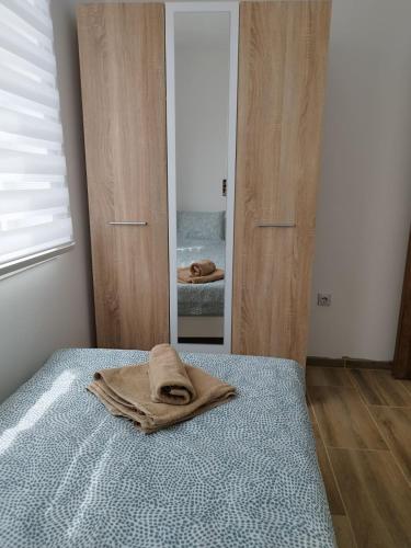 un letto con un asciugamano in una camera da letto di Bora apartman a Soko Banja