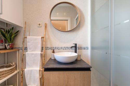 a bathroom with a bowl sink and a mirror at Fee4Me Vallés 6 in Madrid