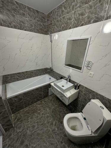Bilik mandi di Astina Hotel
