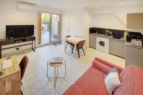 un salon avec un canapé rouge et une table dans l'établissement JOLI STUDIO AVEC TERRASSE CANNES CENTRE a0b169, à Cannes