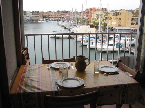 - une table avec vue sur un port de plaisance avec des bateaux dans l'établissement Studio Gruissan Vue Port, à Gruissan