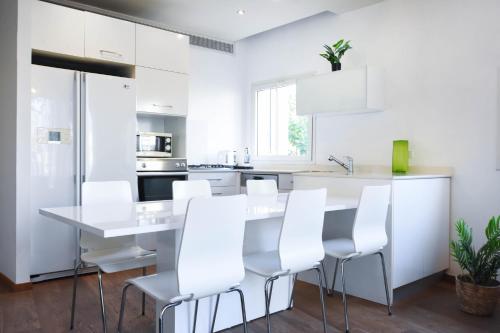 Gallery image of Sunny 2BR Apartment in Basel by HolyGuest in Tel Aviv