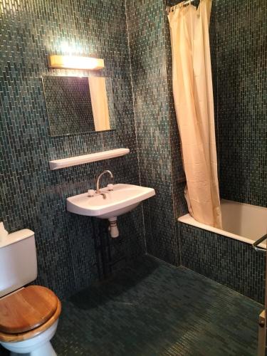 Ванная комната в Chambre Quadruple avec Salle de Bains Privative 1