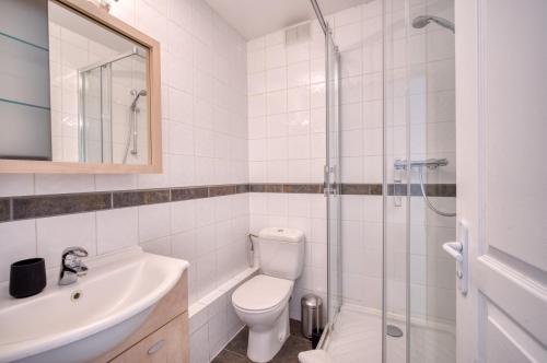 uma casa de banho com um WC, um lavatório e um chuveiro em Appartement Grand Beau Site By C2J em Chamonix-Mont-Blanc
