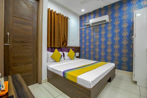 1 dormitorio con 1 cama con pared azul en HOTEL LIME WOOD en Ludhiana