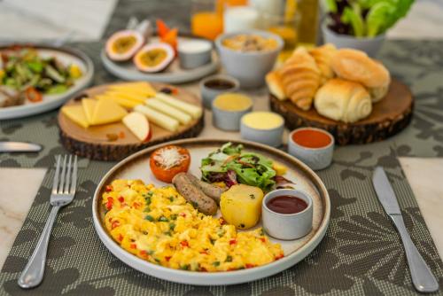 een tafel met borden eten op een tafel bij Sarai and Wander Resort in Siem Reap