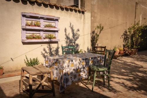 a table and chairs and a window with plants at Sa Domu de Ladiri - matrimoniale con giardino in Musei
