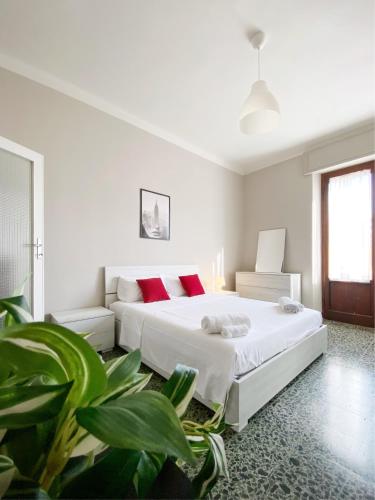 Un pat sau paturi într-o cameră la Comodo e Confortevole nel Cuore Pulsante di Pisa