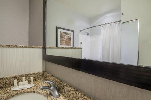 łazienka z umywalką i dużym lustrem w obiekcie Courtyard by Marriott Waldorf w mieście Waldorf