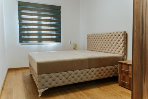 ein großes Bett in einem Zimmer mit Fenster in der Unterkunft B&B LUX Pavlovci in Pavlovci