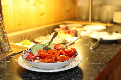 eine Schüssel Gemüse auf einer Theke in einer Küche in der Unterkunft Hotel Cafe' Hermann in Schladming