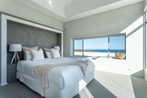 Ένα ή περισσότερα κρεβάτια σε δωμάτιο στο Salty Kiss I Private Properties