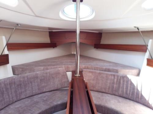 um quarto com três camas num barco em Jacht Dedal Viva 700 em Polańczyk