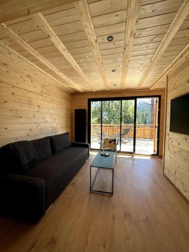 ein Wohnzimmer mit einem Sofa und einem Tisch in der Unterkunft Superbe Chalet Cabane Chabanon in Selonnet