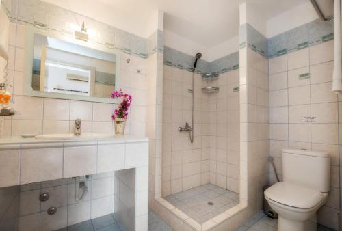La salle de bains est pourvue de toilettes, d'un lavabo et d'une douche. dans l'établissement PELAGO BUNGALOWS, à Skala Potamias