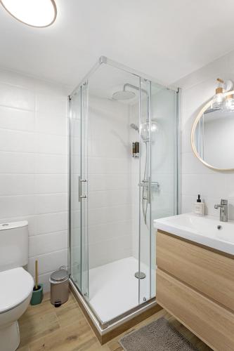 une salle de bain avec une douche, des toilettes et un lavabo dans l'établissement La Cabane des Bords de Loire, à Saint-Sébastien-sur-Loire