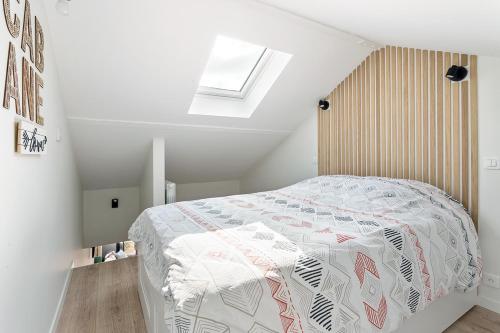 1 dormitorio con cama con edredón en La Cabane des Bords de Loire, en Saint-Sébastien-sur-Loire