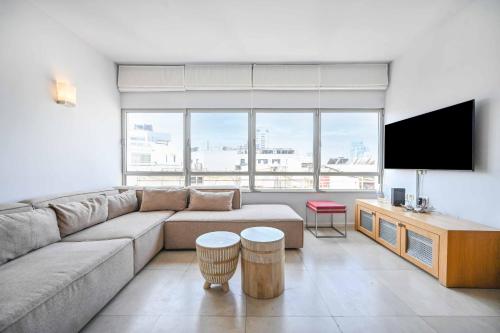 Spanish Patio 3BR penthouse by HolyGuest