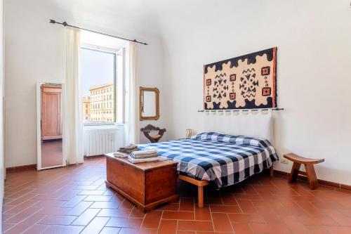 um quarto com uma cama, uma mesa e uma janela em Livorno-Mercato delle Vettovaglie Central Apt! em Livorno