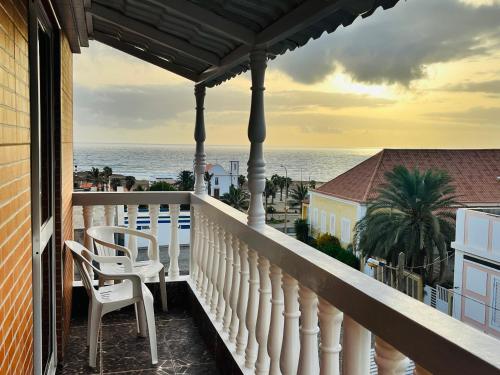 balkon z widokiem na ocean w obiekcie Casa BB&Djassi w mieście Ponta do Sol