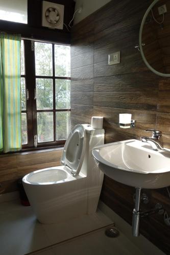 uma casa de banho com um WC e um lavatório em Mintokling Guest House em Gangtok